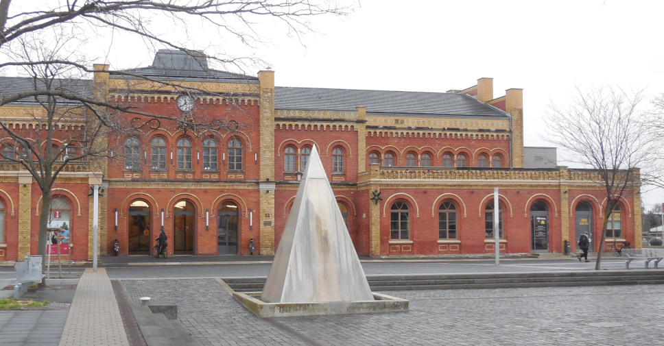 Der Bahnhof vom Vorplatz aus